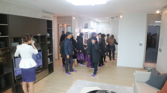 지난 22일 견본주택을 동시 개관한 홍제역 해링턴 플레이스와 태릉 해링턴 플레이스는 1순위 청약접수 결과 모두 순위내 마감했다. 사진은 홍제역 해링턴 플레이스 견본주택을 둘러보고 있는 방문객들의 모습. <이상현 기자>